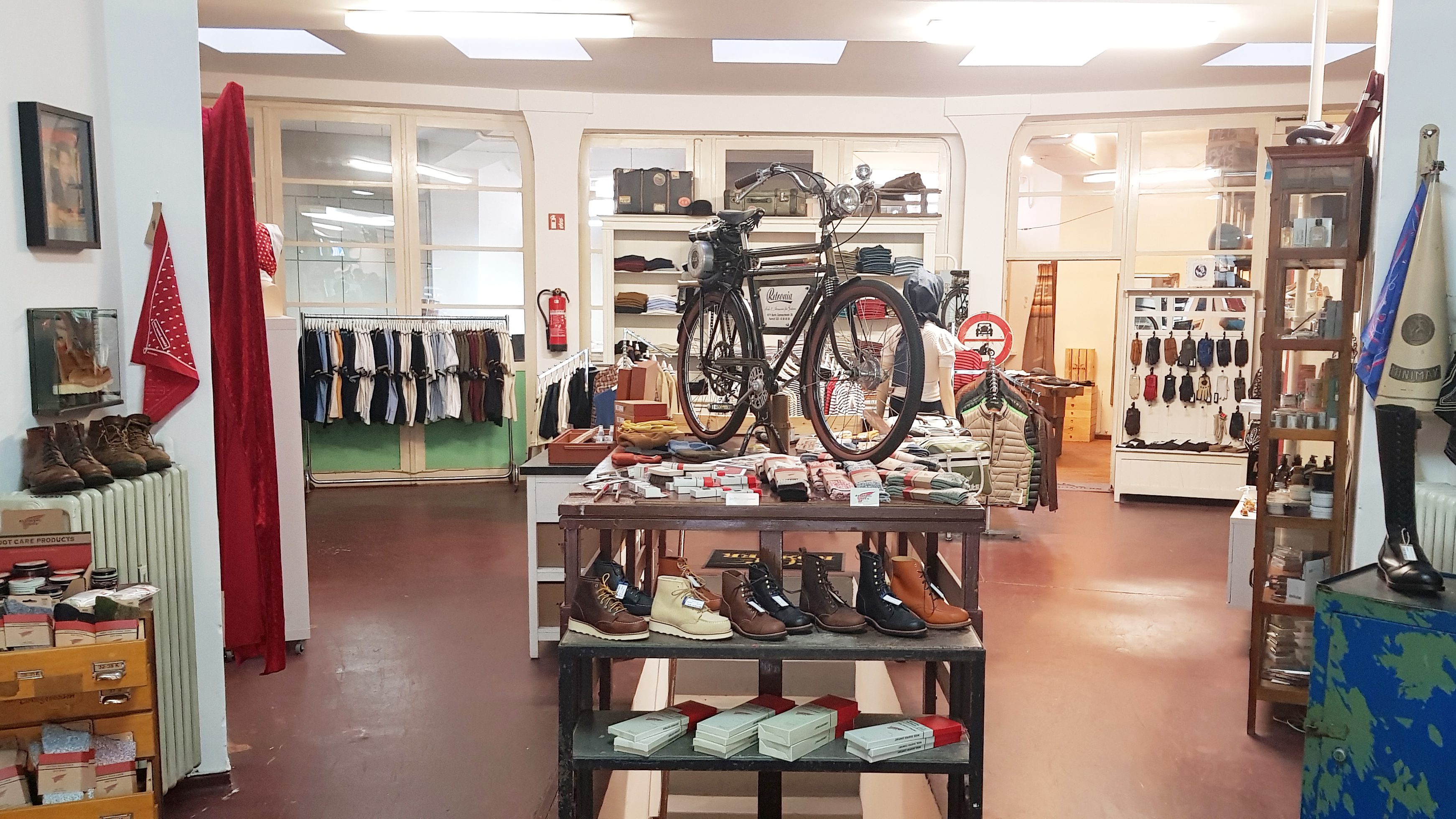 Boutique-Innenraum mit Vintage-Bekleidung und Accessoires, präsentiert bei Retronia in Berlin-Halensee